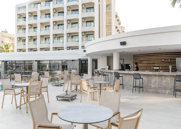 Random By Lookbookholiday 酒店 马尔马里斯