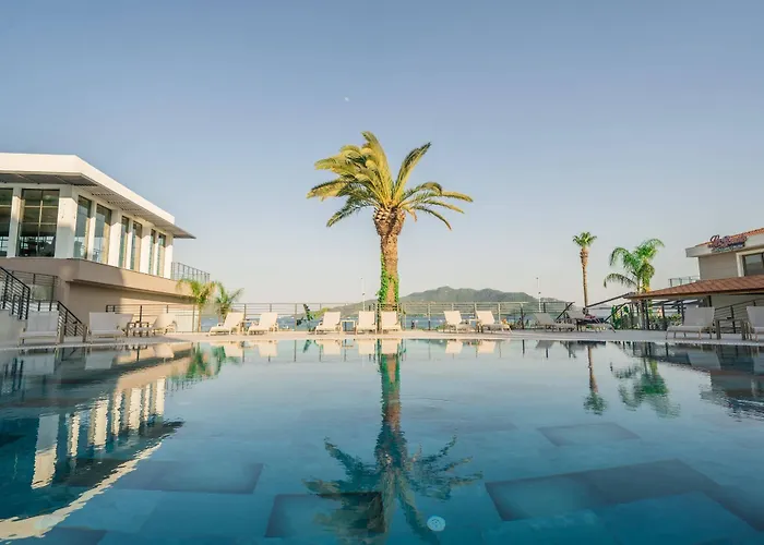 Random By Lookbookholiday 3* 马尔马里斯