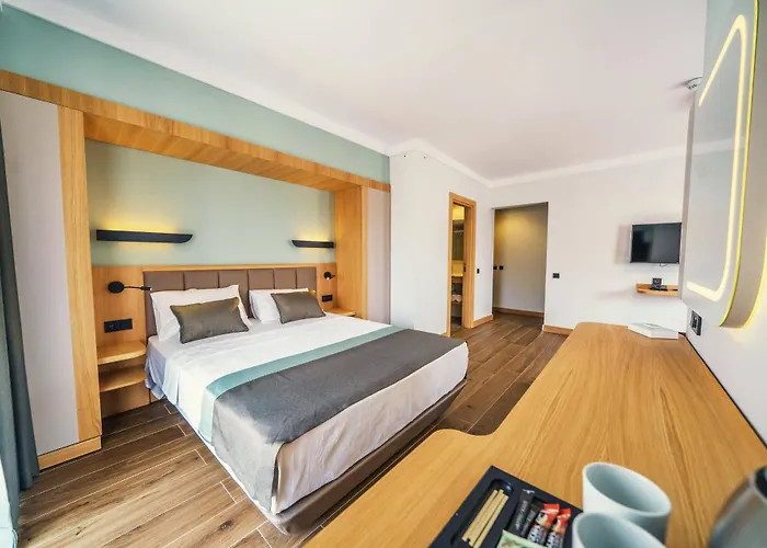 Random By Lookbookholiday 3* 马尔马里斯