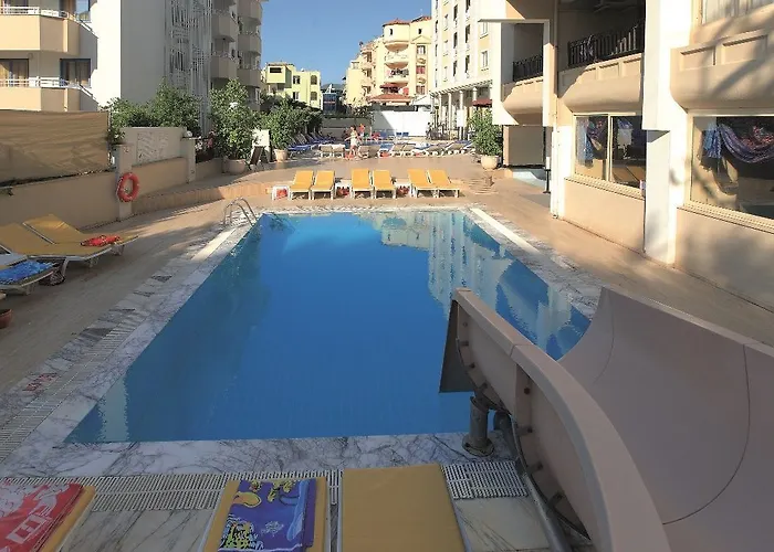 Random By Lookbookholiday 马尔马里斯