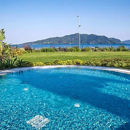 Otel Random By Lookbookholiday